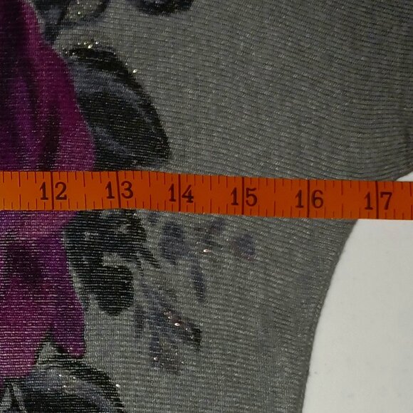 White House/Black Market Beautiful Rose Print Gray Top with some Glitter Size XS - Picture 10 of 11